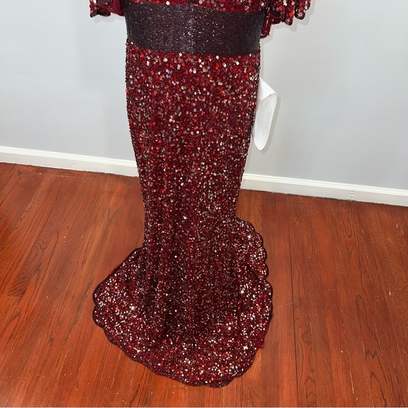 Mac Duggal Embellished Sequined Plunge Scalloped V-Neck Cape Gown Wine - Reemoly - Picture 8 of 17